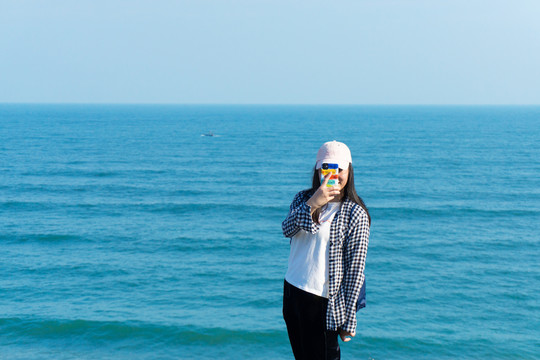 智能手机拍照夏天海边徒步旅行