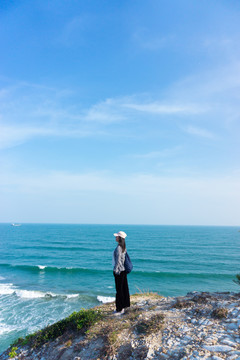 惠州黑排角海边徒步旅行女孩