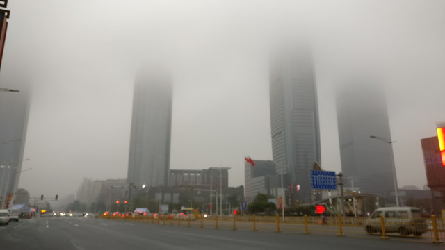 在浓雾中的高楼大厦
