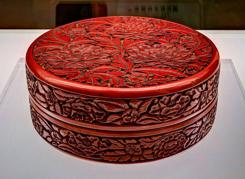 明永乐漆器剔红牡丹纹圆盒