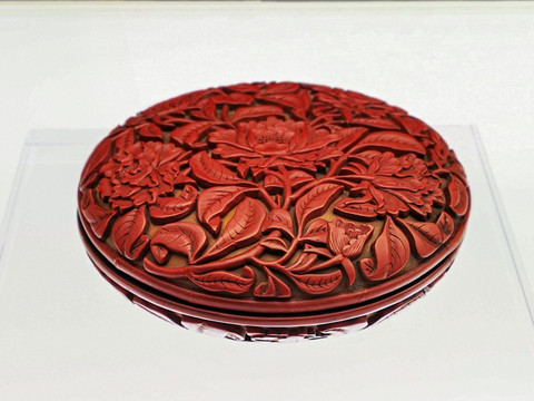 明代中期漆器剔红茶花纹圆盒