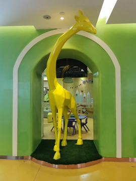 幼儿园的长颈鹿