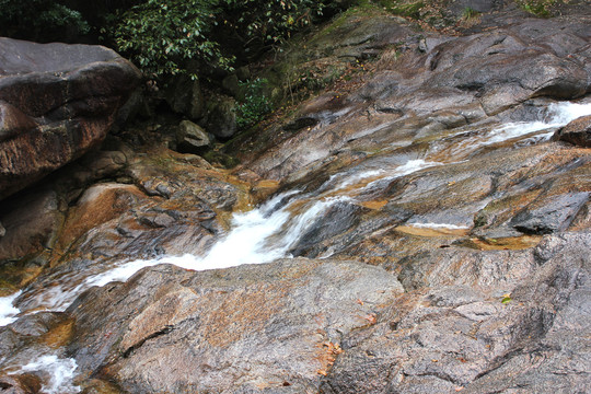 山间溪流