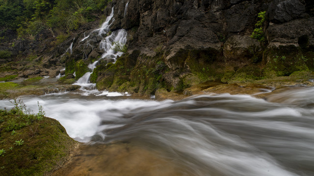 山谷溪流瀑布风景