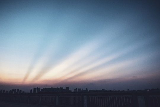 夕阳清晨天空光芒万丈