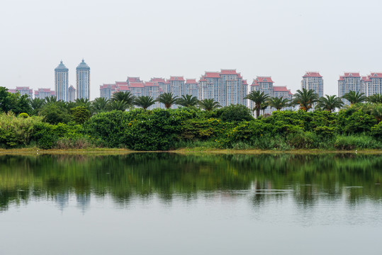 清新空气南方海边湖边的城市