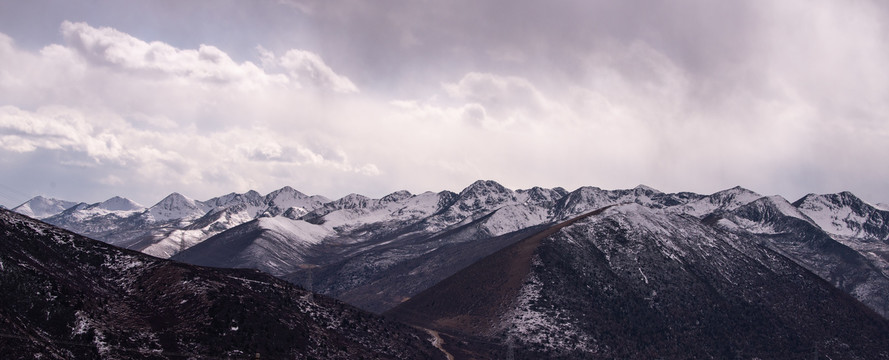 中国西藏山峰苍茫雪山