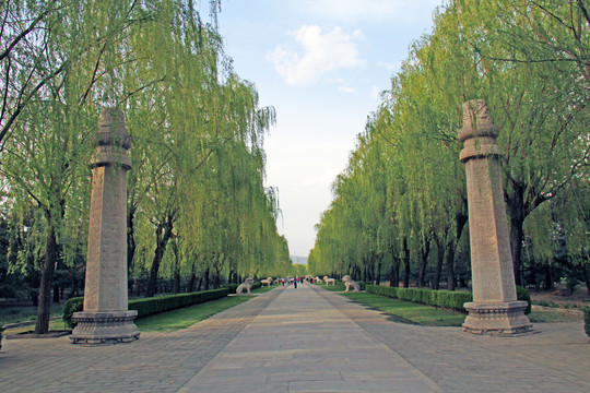 北京明十三陵长陵神道前的石望柱