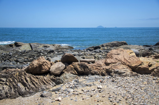 青岛海滩礁石