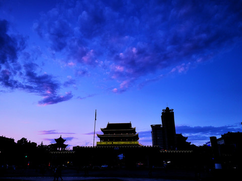 曲靖南城门夜景