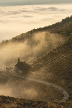 晨雾缭绕的民居与蜿蜒道路