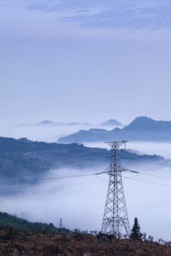 云海山脉输电线铁塔