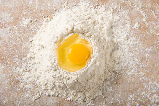 面食制作面粉和鸡蛋