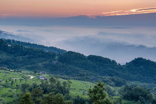 朝霞晨雾缭绕红岩山自然景观