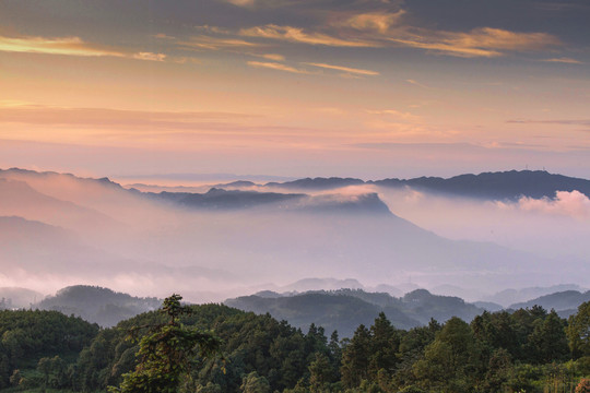 朝霞晨雾缭绕红岩山自然景观