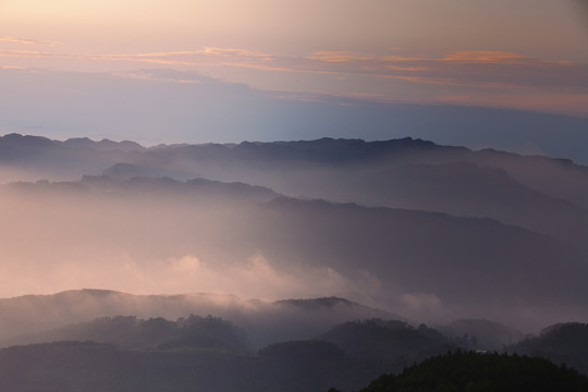 朝霞晨雾缭绕红岩山自然景观