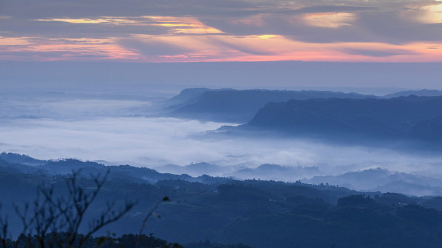 朝霞晨雾缭绕山脉红岩山景观