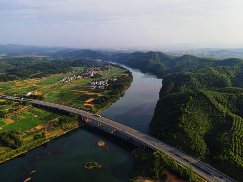 河流田野桥梁村落山林