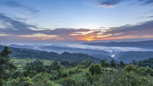 宜宾红岩山朝霞与晨雾缭绕山脉