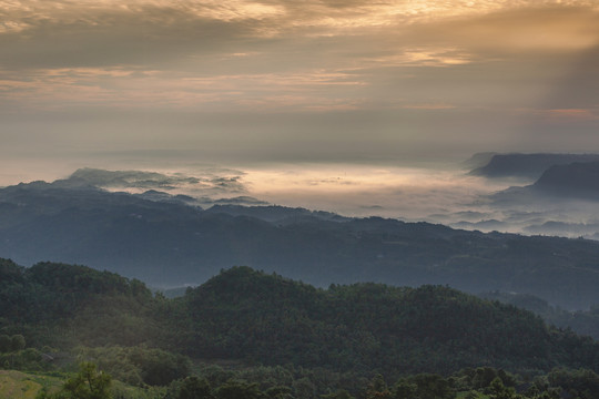 朝霞晨雾缭绕山脉美丽景观