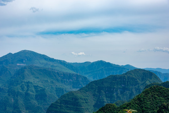 崇山峻岭
