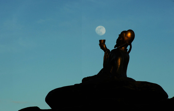 雕像邀明月