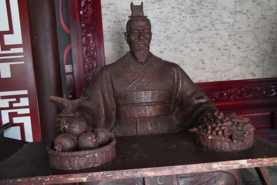 汉代帝王雕像