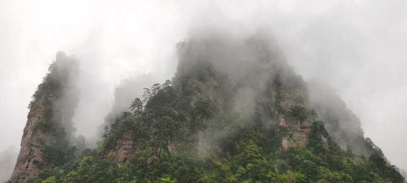 张家界山峰云雾