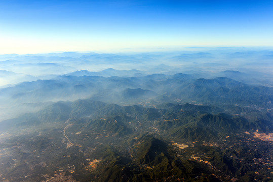 崇山峻岭