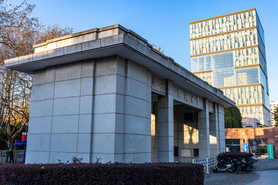 上海同济大学杨浦校区校门建筑