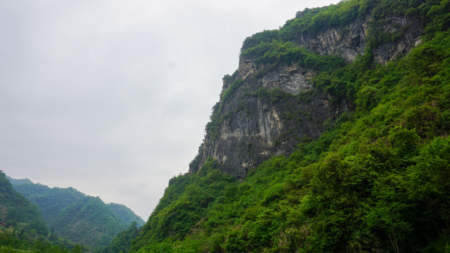 石板河风光群山