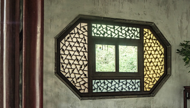 中式彩色琉璃木窗