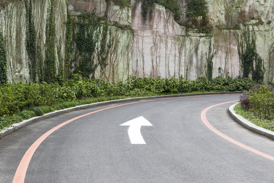 山路道路弯道路面行车指示