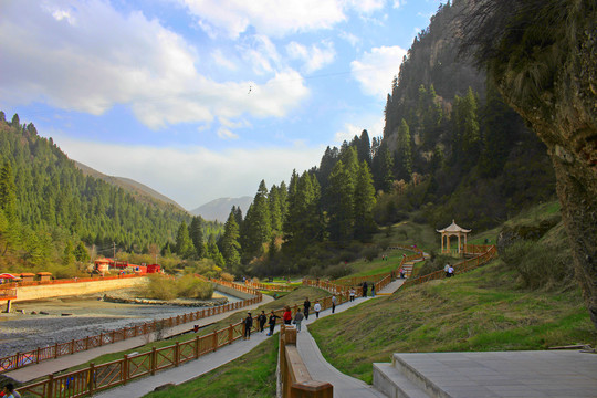 和政松鸣岩旅游景区