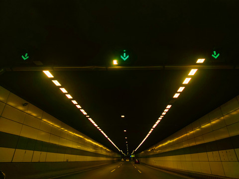 隧道灯光透视