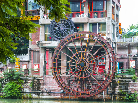 成都府南河畔水车风景