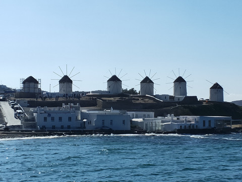 地中海希腊米克诺斯岛海边风车