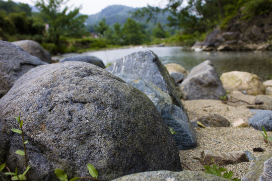 溪流中的岩石