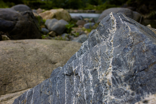溪流中的岩石