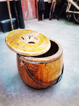 旧上海居民木马桶