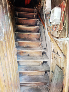 破旧木楼梯