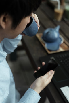 一个在喝茶的时候用手机喝茶的自由人。