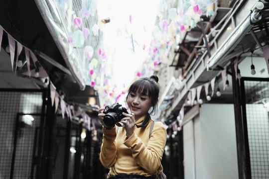 美丽可爱的卡瓦伊美丽的亚洲女摄影师在节日活动中用相机拍照。