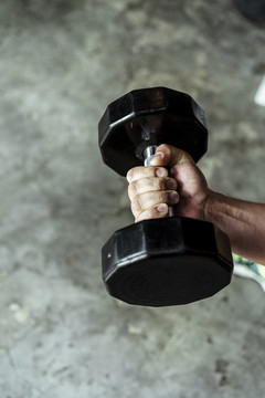 运动员亚泰体育男子举行使用沉重的大哑铃在健身房。