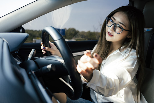 交通和车辆概念-戴眼镜的泰国妇女喜欢开车。