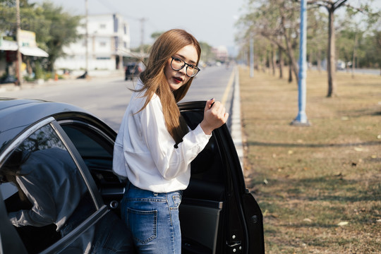 交通和车辆概念-戴眼镜的泰国妇女下车。