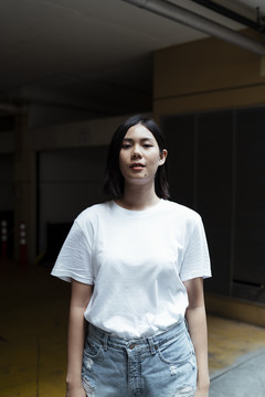 街上穿着白衬衫和短牛仔裤的泰国亚裔年轻女子。实体模型。复制空间。