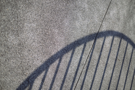 鹅卵石地板上路障的影子。