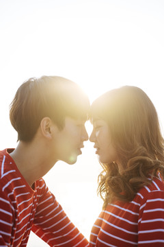 一个男人会在夕阳下亲吻他的女孩，夕阳下浪漫的一幕。