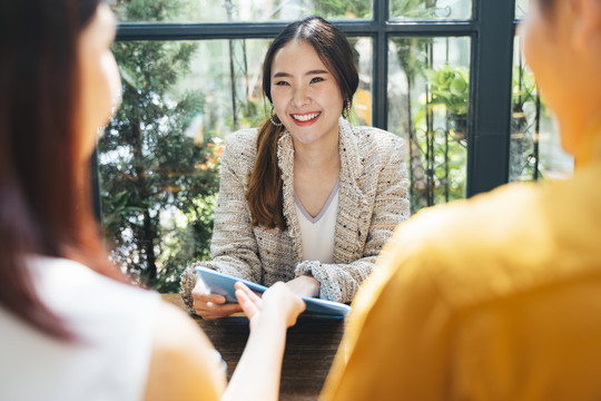 工作面试-两小时面试美丽的亚洲女人。人力资源经理与应聘者进行面试。交谈的人。